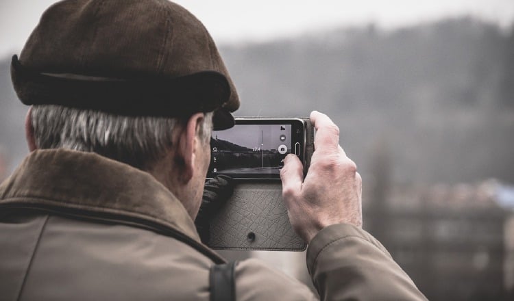 Comunicarse, jugar, aprender y socializar son algunos beneficios que obtienen los ancianos al usar la tecnología. Pixabay