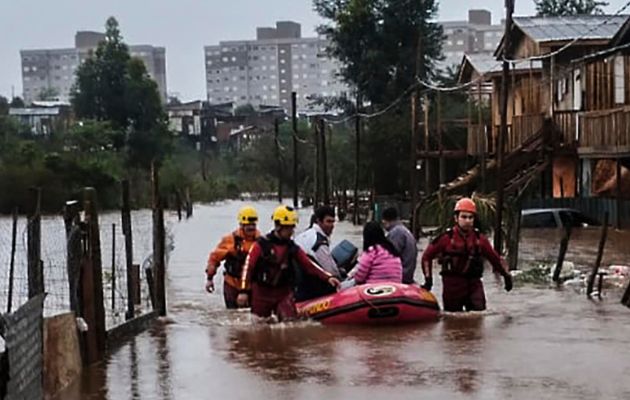  Labores de rescate de personas tras el paso de un ciclón, en Passo Fundo (Brasil). Foto: EFE