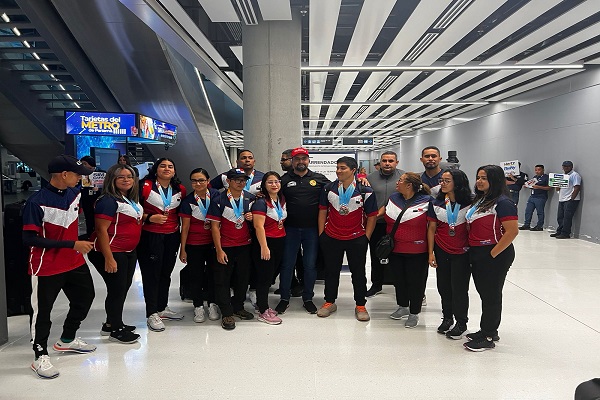 Equipo de Panamá de Tiro con Arco  a su llegada al Aeropuerto Internacional de Tocuemen. Foto: Cortesía 