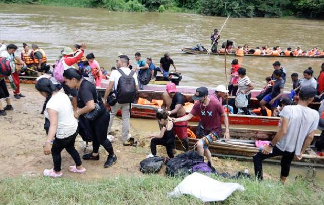 Migrantes viajan en canoas en el sector de Lajas Blancas, en Darién. Foto: EFE