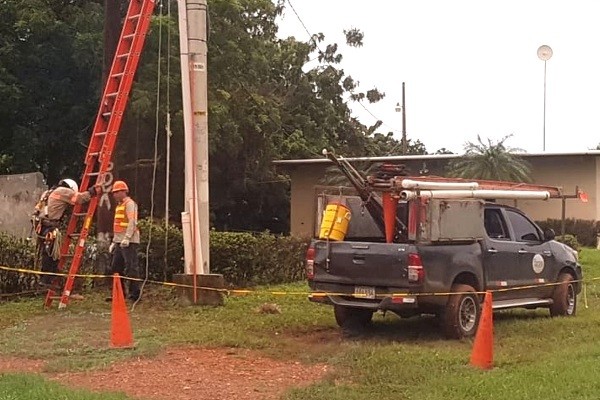 Comunidades santeñas se quedan por largos periodos sin servicio eléctrico. Foto: Thays Domínguez´