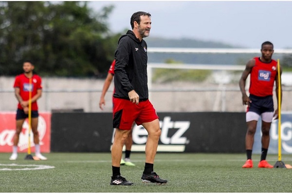 Thomas Christiansen, técnico de Panamá en los entrenamientos en Penonomé. Foto: Fepafut