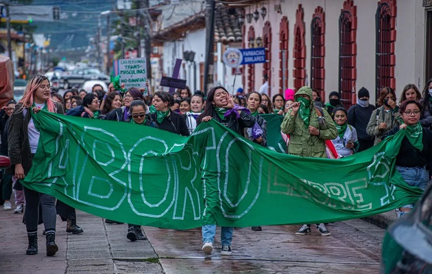 Mujeres participan en una manifestación por un aborto legal y seguro en México. Foto: EFE