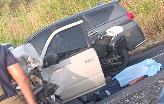 Una persona no presentaba signos vitales y quedó en el pavimento de la carretera. Foto: Diomedes Sánchez