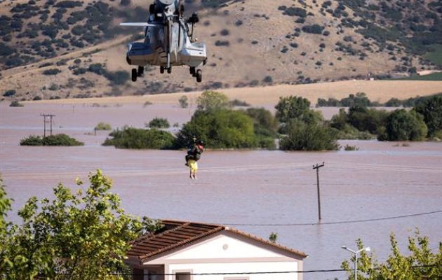 Rescate en la localidad de Piniada, cerca de Trikala, Tesalia, Grecia. Foto: EFE