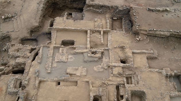 Fotografía difundida hoy por la Zona Arqueológica Caral de una milenaria maqueta bien conservada de la cultura Caral.