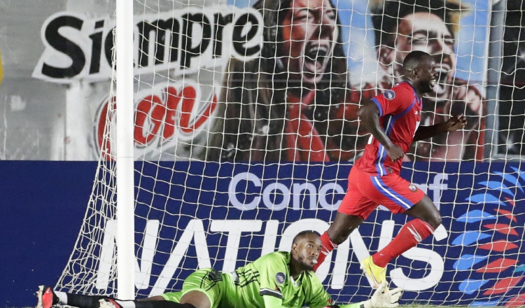 Cecilio Waterman festeja su gol ante Martinica. Foto: EFE