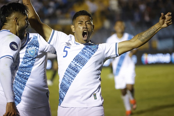 Pedro Altán anotó un  gol para Guatemala contra el Salvador. Foto: EFE