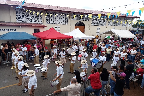 Delegaciones escolares desfilaron desde el Instituto Profesional y Técnico Fernando De Lesseps hasta los predios del parque San Nicolás de Bari. Foto. Eric Montenegro