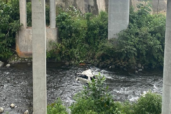 Hasta el momento se desconoce la identidad del ciudadano que perdió la vida al caer al vacío entre los dos puentes. Foto. José Vásquez