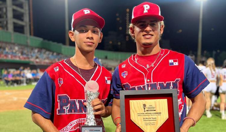 El lanzador Keivin Ariel Contreras (izq.) y el tercera base Dimas Oda, con buen a actuación en el Mundial U18. Foto: Fedebeis