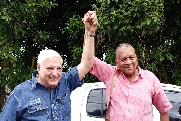 Ricardo Martinelli acompaññado del presidente del Partido Alianza, José Muñoz, conmemoran los 168 años del distrito de Arraiján. Foto. Eric Montenegro