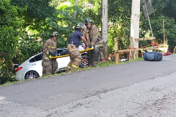 Los rescatistas procedieron a atar con cuerdas el chasis del auto, para evitar que cayera al fondo de un barranco. Foto. Eric Montenegro