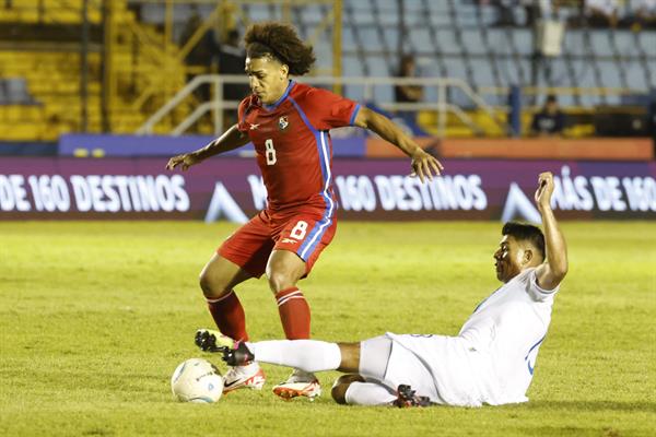 Adalberto 'Coco' Carrasquilla de Panamá (8) es marcado por Jorge Aparicio de Guatemala. Foto:EFE