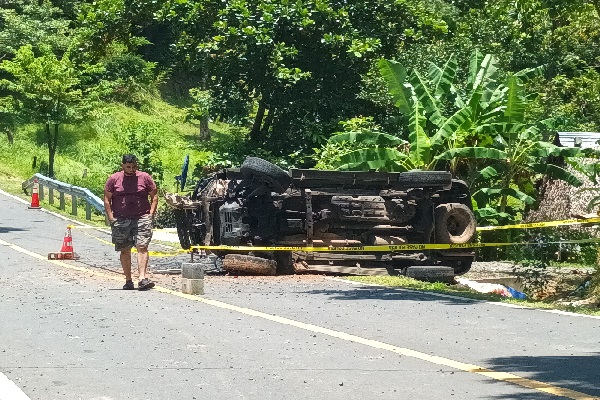 Los conductores que frecuentan esta zona expresan preocupación por la peligrosidad de la carretera, la cual carece de hombros de seguridad.. Foto. Melquíades Vásquez