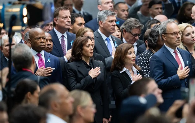 El alcalde de Nueva York, Eric Adams, la vicepresidenta de EE.UU., Kamala Harris, y la gobernadora de Nueva York, Kathy Hochul, durante un acto. Foto: EFE