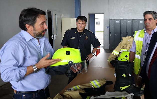 La renovación de los equipos de los bomberos aeroportuarios asciende a $1.2 millones. Foto: Cortesía/AITSA