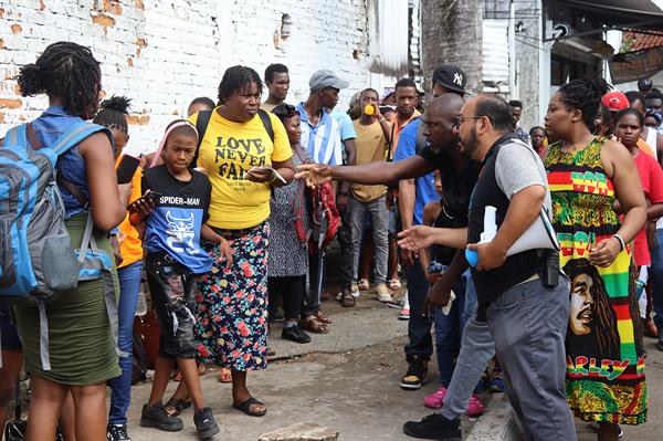 Migrantes hacen fila en espera de regularizar su documentación, el 14 de septiembre de 2023, en el municipio de Tapachula.