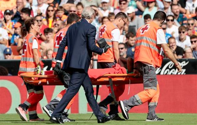 Thomas Lemar, retirado en camilla durante el partido ante el Valencia. Foto: EFE
