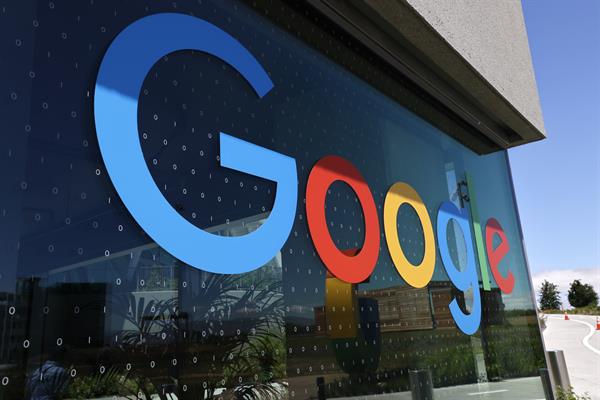 Logo de Google, en la ventana del edificio del campus de Bay View de Google, en Mountain View (California, EE.UU.). 