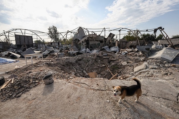 Un cráter provocado por un bombardeo en una granja cerca de la ciudad de Orikhiv, región de Zaporiyia. Foto: EFE