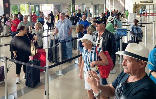 Visitantes en el aeropuerto Enrique Malek. Foto: Cortesía