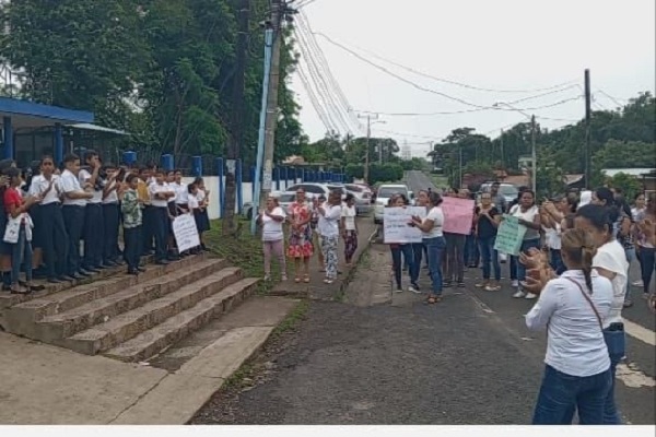 Hasta ahora la protesta de los padres de familias y estudiantes ha sido pacífica, destacó la madre de familia y presidenta de la asociación. Foto. Melquíades Vásquez