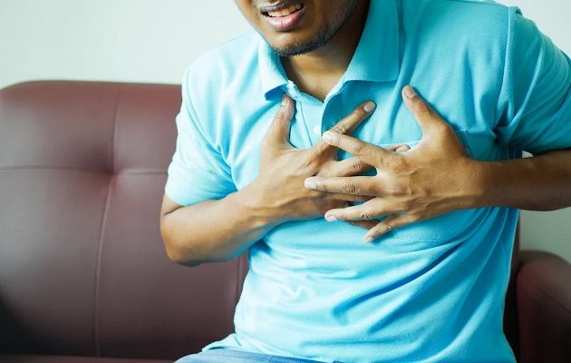 Médicos aconsejan buscar ayuda profesional en caso de que presente dificultad para respirar o dolor en el pecho. Foto: Pexels