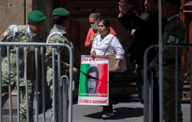 Padres de los 43 jóvenes normalistas desaparecidos de Ayotzinapa. Foto: EFE