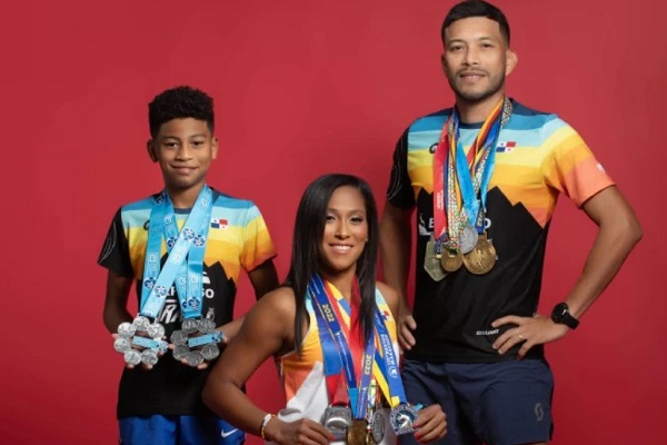 Yoira Rodríguez (cent.) muestra sus medallas obtenidas en diferentes carreras. Foto: Cortesía