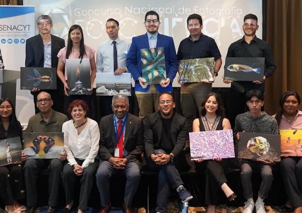 Los ganadores junto a los jurados. Foto: Cortesía