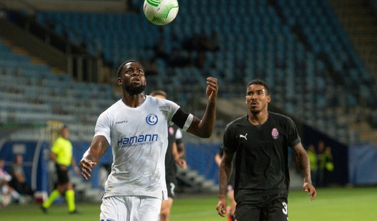 El panameño Eduardo Guerrero (der.) del Zorya  disputa el balón contra Jordan Torunarigha del KAA Gent de Bélgica en el partido de Conference League. Foto: EFE