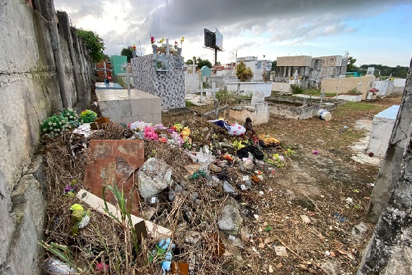 Dentro de este campo santo también es posible encontrar los restos de ataúdes que son dejados en el sitio luego de realizadas las exhumaciones. Foto. Eric Montenegro