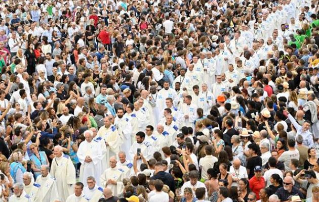 Fieles esperan la llegada del papa Francisco en el estadio Velódromo de la ciudad francesa de Marsella. Foto: EFE
