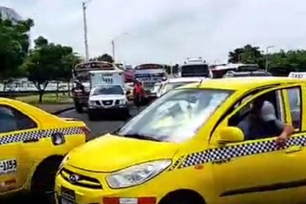 Los transportistas de Colón cerraron las calles el viernes solicitando que se analice el alza de las pólizas de seguro. Foto. Diomedes Sánchez