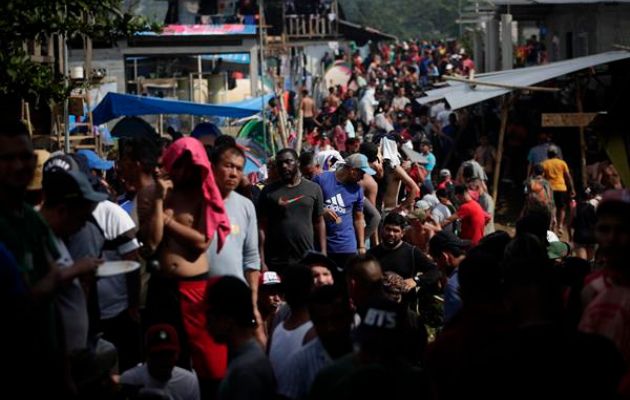  Migrantes hacen fila para ser registrados por agentes de migración tras cruzar la selva del Darién. Foto: EFE