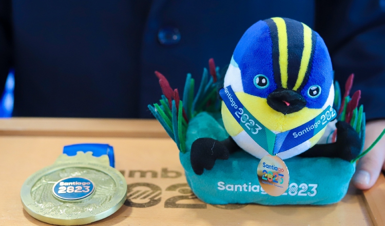 'Fiu' la mascota de los Juegos Panamericanos 2023 junto a una medalla de oro. Foto:EFE