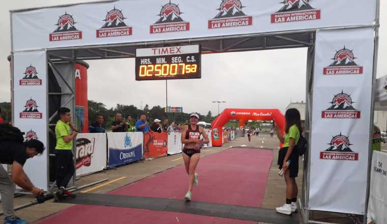 Brigitte Forero, cruza la meta en la maratón en Chiriquí. Foto: José Vásquez Brigitte Forero, cruza la meta en la maratón en Chiriquí. Foto: José Vásquez