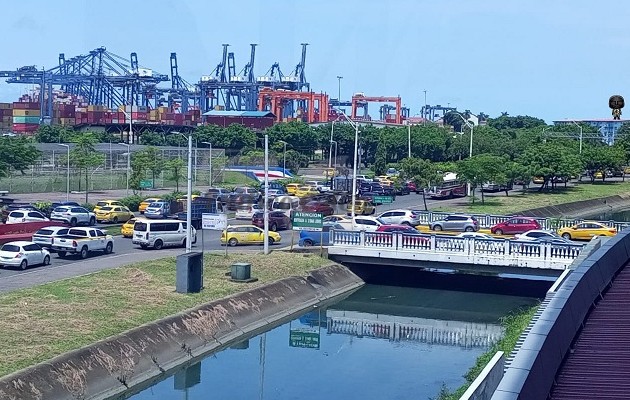 Muchas no pudieron llevar temprano a sus centros de trabajo. Foto. Diomedes Sánchez