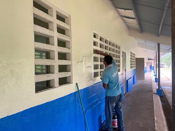  Entre los trabajos comunitarios que realizan los reos está la reparación y mantenimiento de escuelas. Foto: Cortesía Sistema Penitenciario