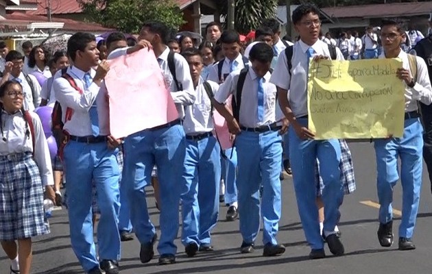  Estudiantes del Colegio Ing. Tomás Guardia volvieron a marchar en La Chorrera. Foto: Eric A. Montenegro
