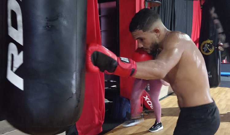 Hibrahim Valdespino durante los entrenamientos en el gimnasio. Foto: Cortesía