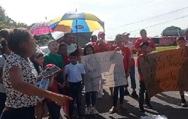 Están molestos por el traslado de la directora del plantel hecho por Meduca. Foto: Melquiades Vásquez