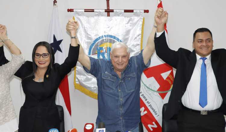 Zulay Rodríguez, Ricardo Martinelli y Rubén Darió Campos. Víctor Arosemena.