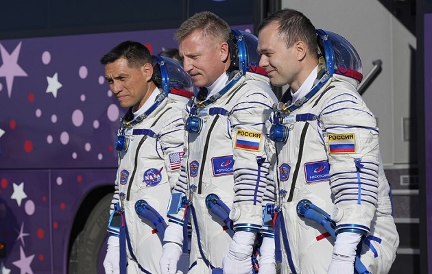 Frank Rubio, Sergey Prokopyev y Dmitri Petelin a su llegada a la Tierra. Foto: EFE