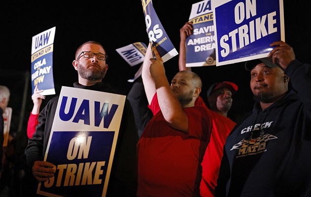Miembros del sindicato United Auto Workers (UAW) hacen huelga frente a la planta de Ford Michigan en Wayne. Foto: EFE
