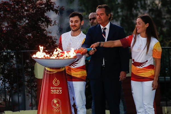 El presidente de Panam Sports, Neven Ilic (C), junto a los atletas chilenos Tomás González (I) y Melita Abraham (D), encienden la llama Panamericana. Foto: EFE 