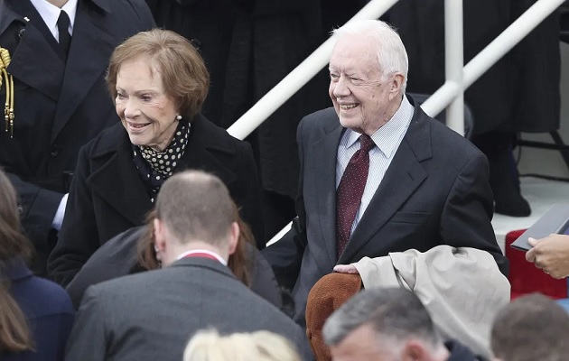 El expresidente estadounidense Jimmy Carter y su esposa Rosalyn llegan al Capitolio para asistir a la ceremonia de investidura de Donald Trump. Foto: EFE