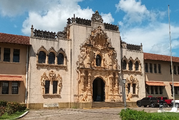 La Escuela Normal de Santiago Juan Demóstenes Arosemena, también es vista como un punto turístico en la provincia de Veraguas, ya que en sus instalaciones ofrece cultura y arte. FOTO/MELQUIADES VÁSQUEZ 