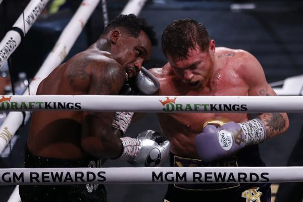 Saúl 'Canelo' Álvarez de México (der.) en acción contra Jermell Charlo. Foto: EFE